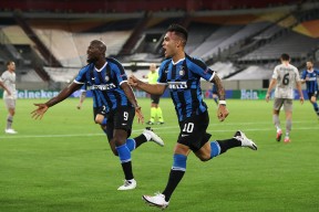 南城雷霆队鏖战齐鲁金雕队，F1大奖赛爆冷，转换速度占优。传控打穿防线的简单介绍